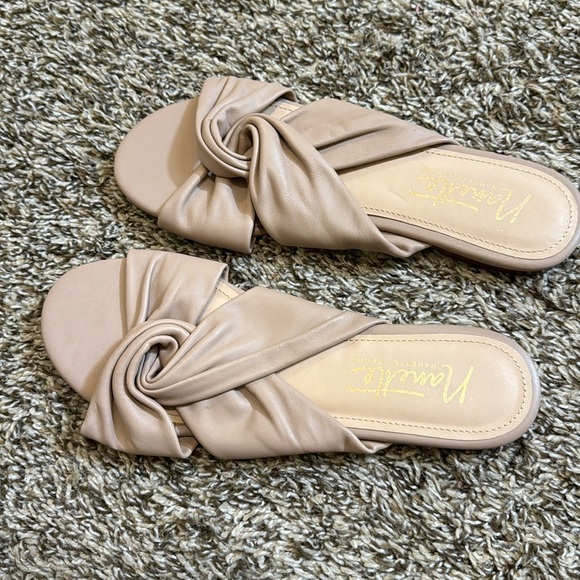 Woman’s 8.5 flats - Picture 1 of 3